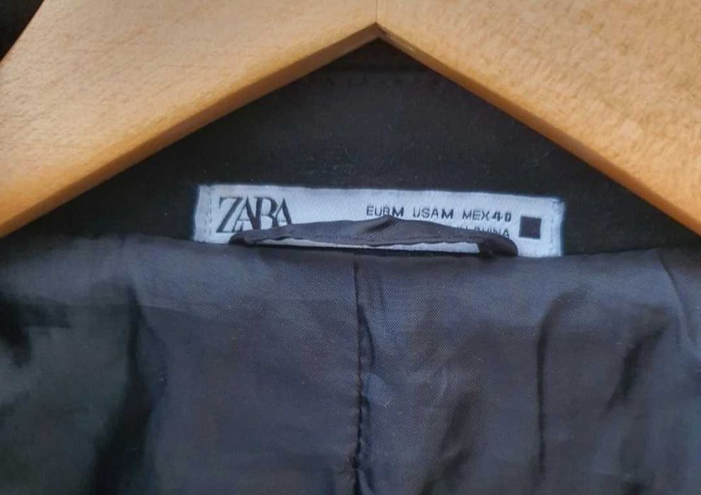 Casaco Zara - cor preto e de tecido camurça