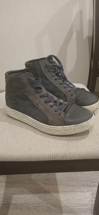 Спортивные ботинки