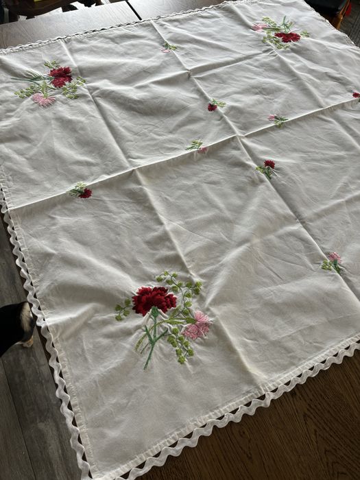 Toalha de mesa com bordado 120x98