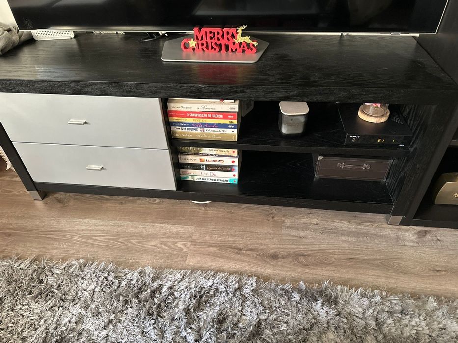 Vendo móvel de tv e cadeiras