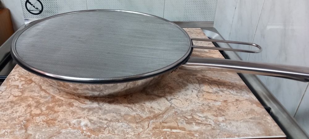 Frigideira antiaderente com tampa anti salpicos