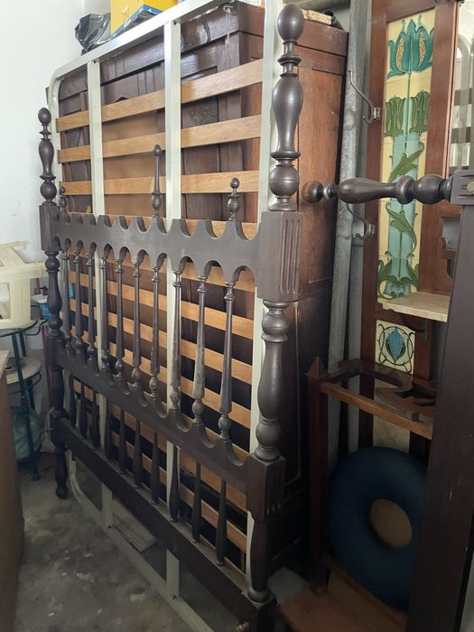 Cama com estrado,2 cadeiras e 2 mesas cabeceira. Mogno.