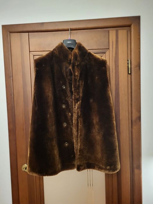 kamizelka w kolorze ciemnej czekolady, na guziki ze stójką