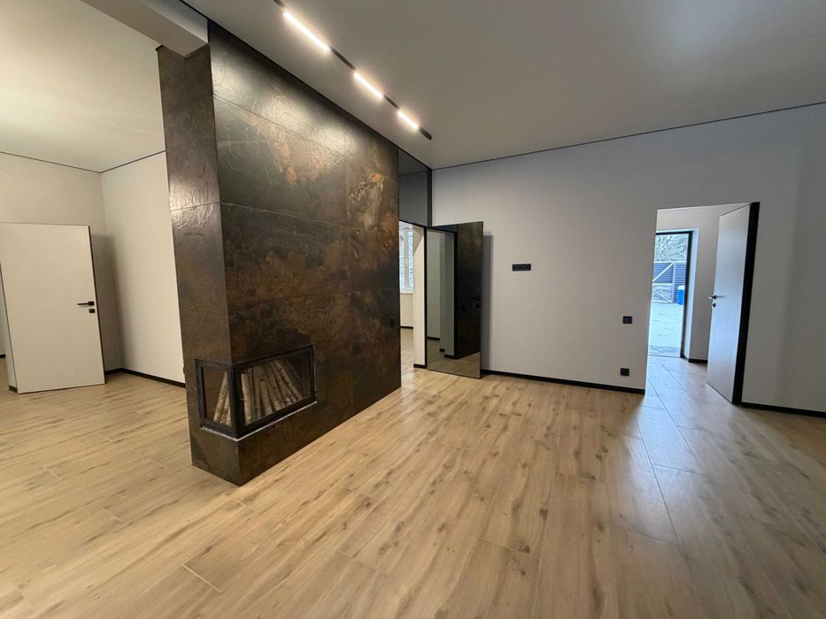 Шикарний будинок на 15 сотках, з ремонтом, з виходом в ліс! з підвалом