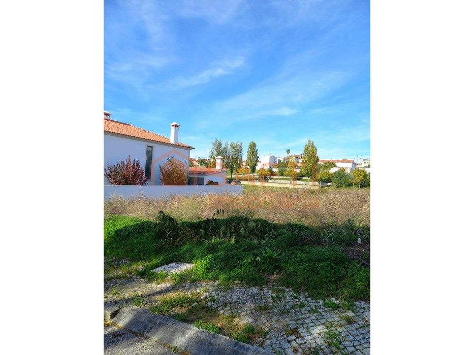 Vende-se Terreno em Torres Novas para Construção — Meia Via, Santarém