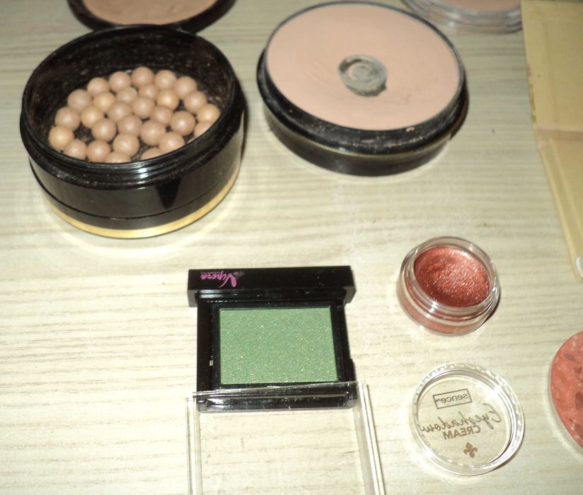 Pudry, cienie do oczu, róże i inne kosmetyki 9 sztuk