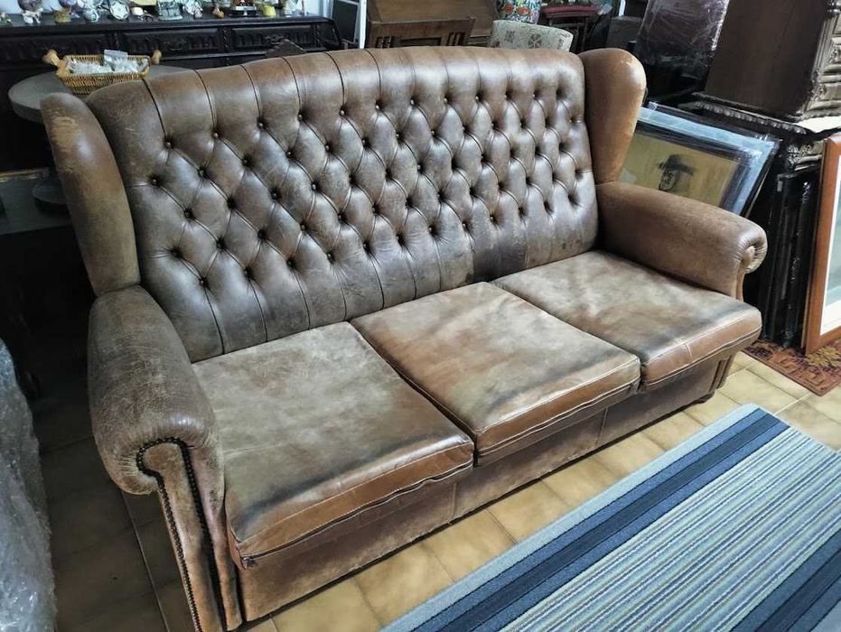 Sofá Chesterfield Vintage em pele capitonée