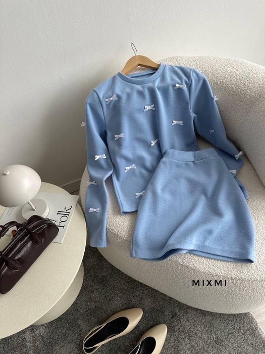 Жіночий костюм кофта і спідниця з бантиками