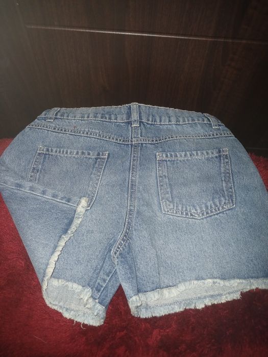 Продам новые джинсовые шорты на девочку.