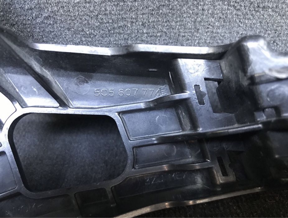 Кріплення переднього бампера правий VW Beetle 12-19 5C5807774E