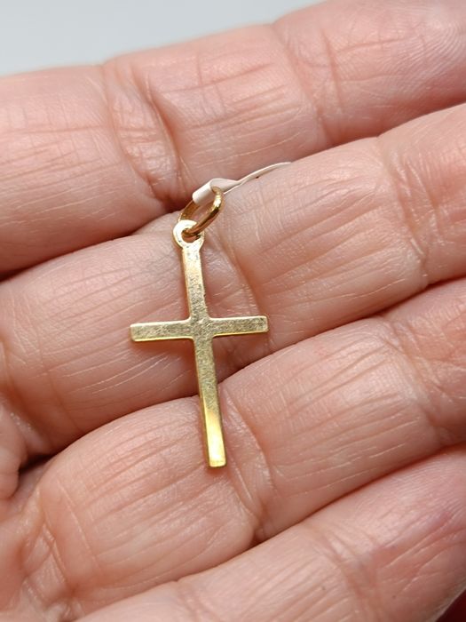 Złoty wisiorek krzyżyk ze wzorem, złoto próby 333
