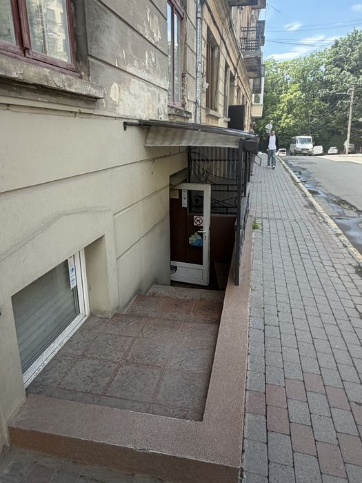 Здається на постіну основу приміщення