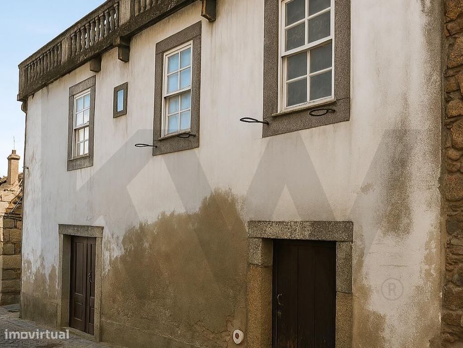 Casa histórica com 3 pisos no centro da Mêda — ideal para renovação