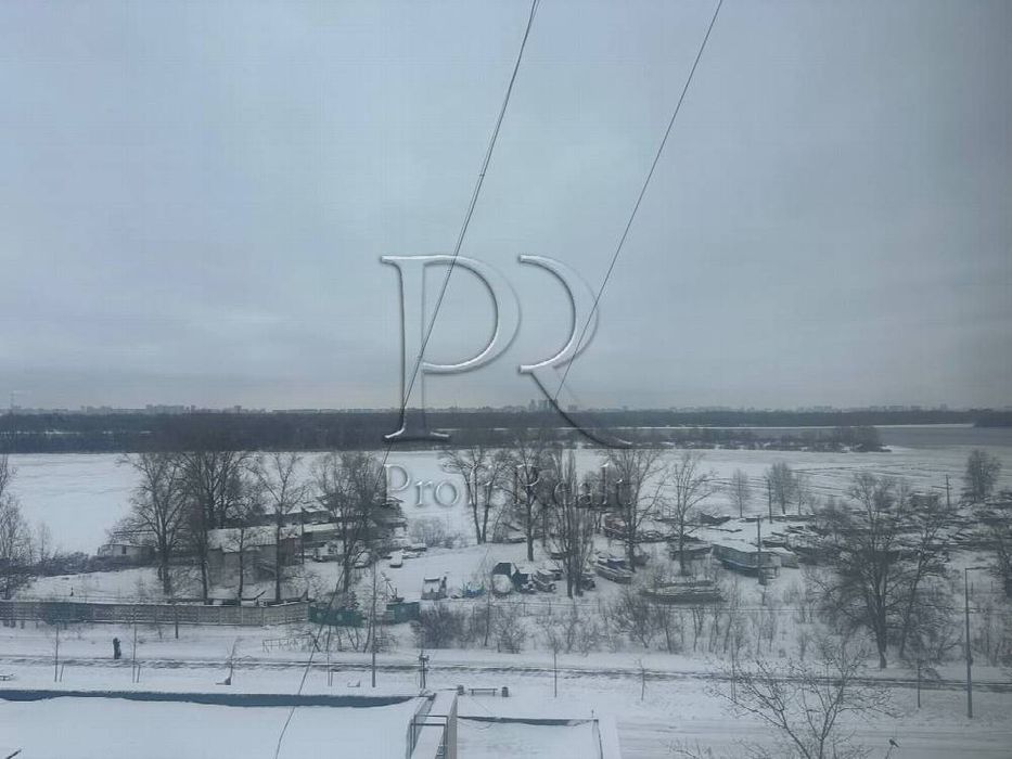 Продаж 2 кімн. квартири на набережній Дніпра за адресою вул Прирічна 1