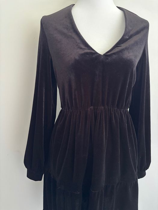 Sukienka welurowa czarna rozkloszowana aksamitna wieczorowa