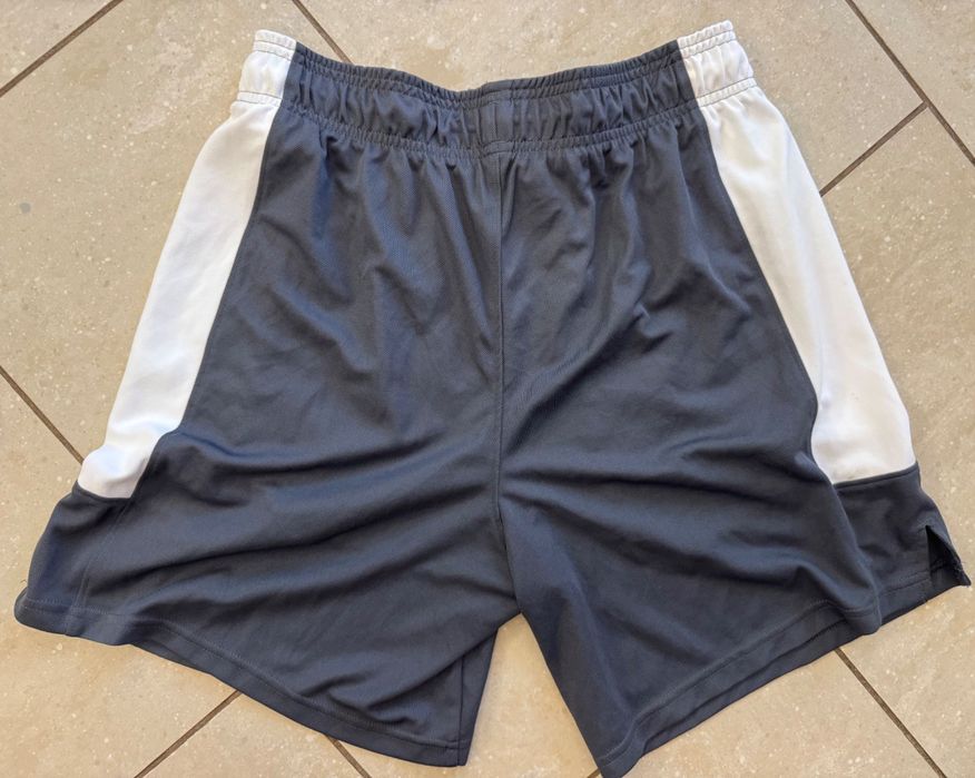 Under Armour krótkie sportowe spodenki r. M, szare, jak nowe