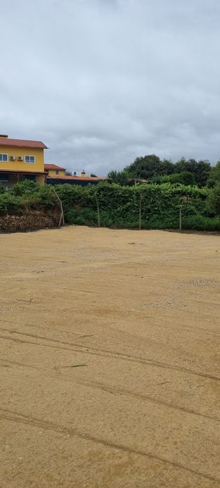 Arrenda-se - Lugar de Estacionamento/Armazenamento em Terreno Privado