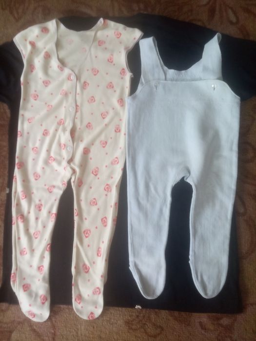 Детские вещи для малыша и два горшочка