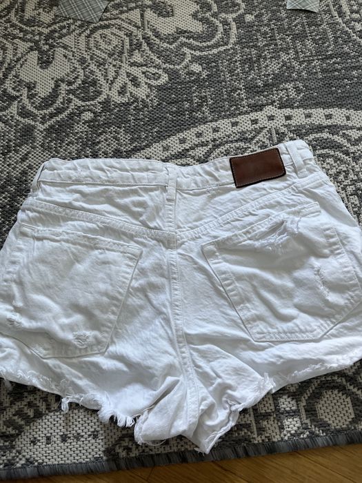 жіночі корткі білі шортики ZARA