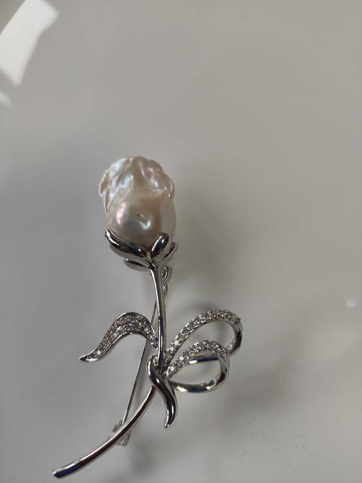 Broszka z perłą baroque