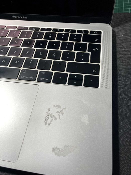 Mackbook Pro 13-inch (2016) — avariado/para peças (exterior impecável)