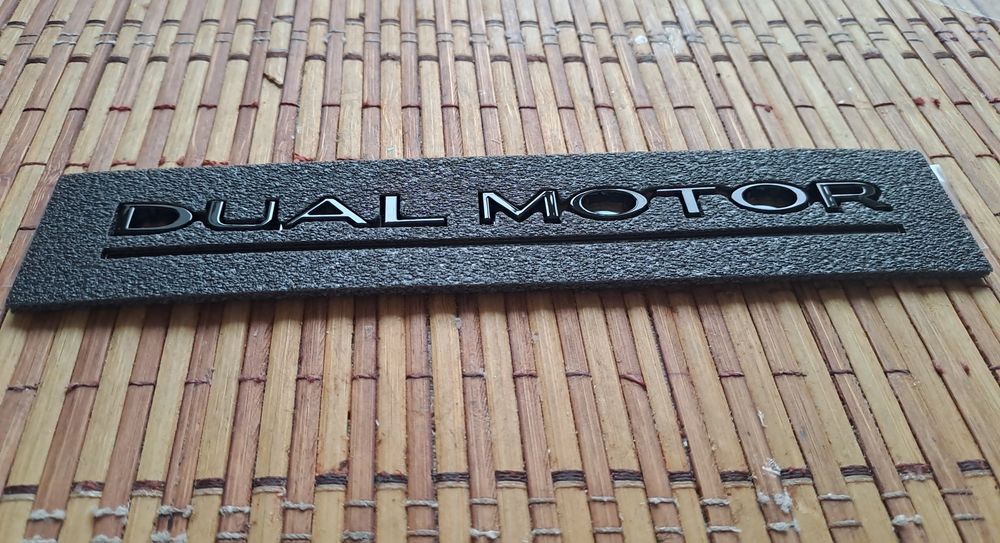 Шильдик Dual Motor для Tesla (Model 3, Y, S, X) — Хром/Чорний глянець