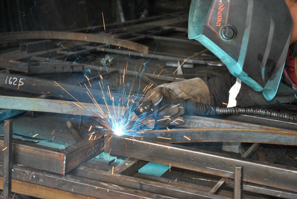 Зварювальні роботи, виготовлення металоконструкцій різної складності.