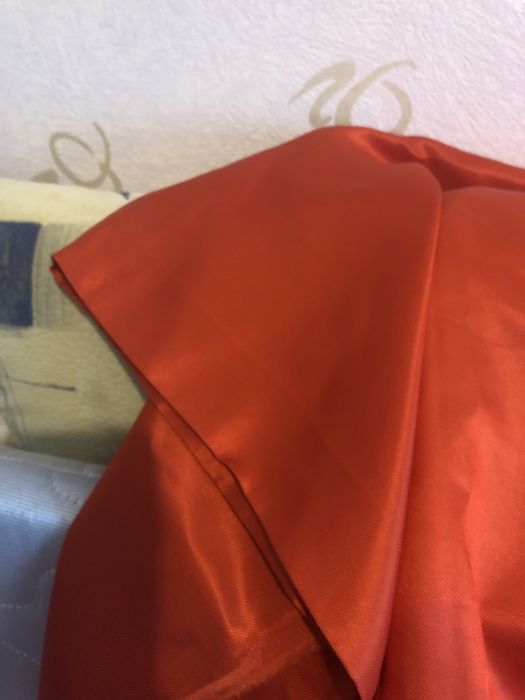 Тканина червоного кольору