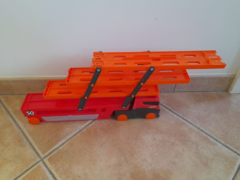 Hot Wheels Mega Transporter model GHR48