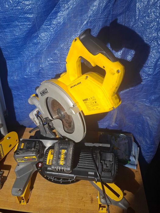 Ukosnica dewalt ze stojakiem
