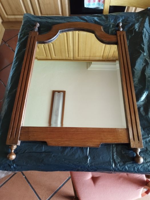 Espelho de parede vintage com moldura de madeira encerada