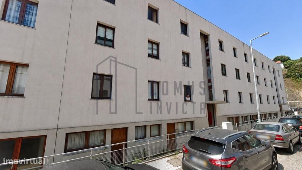 T3 para arrendamento, com varanda, vista sobre o Douro e garagem box