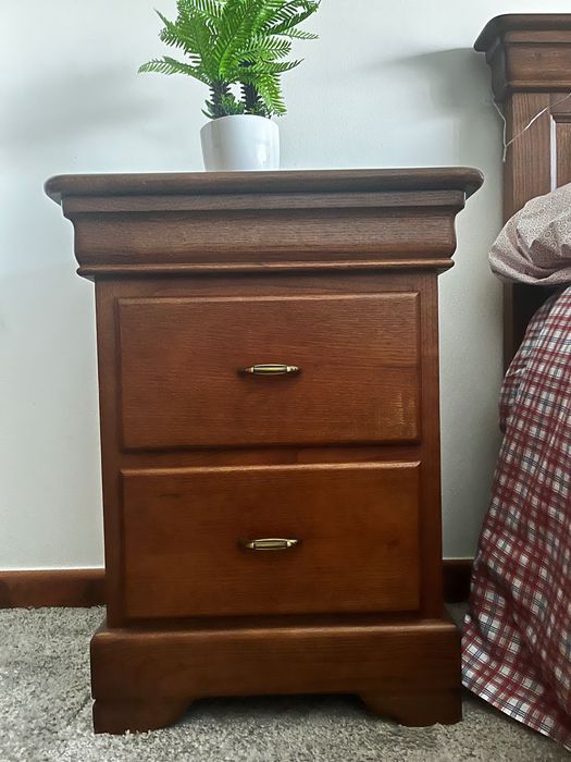 Cama e mesa de cabeceira