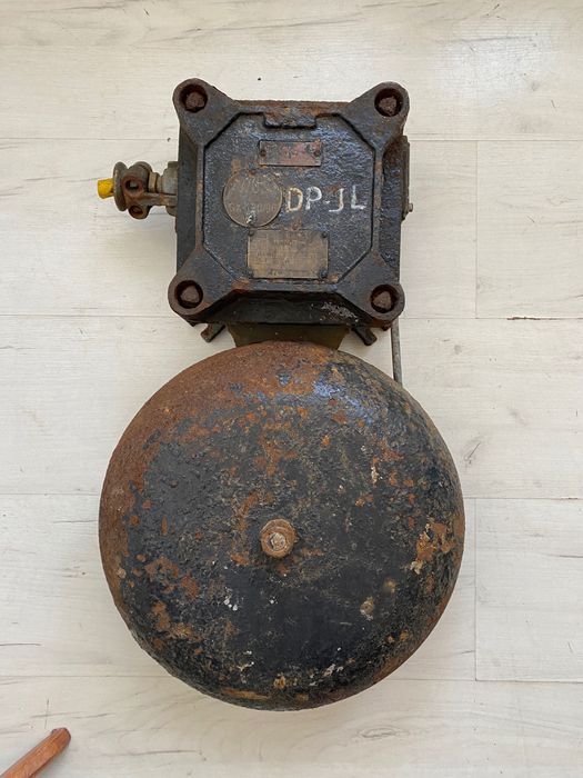 Stary dzwonek przemysłowy z kopalni duży