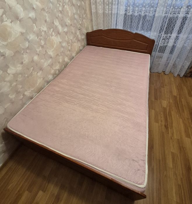 Продам двоспальне ліжко з матрацом