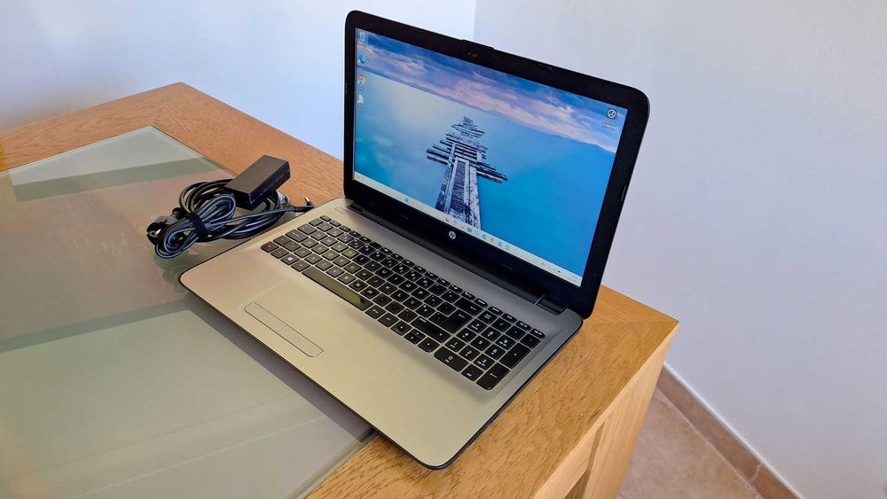 HP 15-ay Core i5-6200U 2.8GHz- 8GB Ram- SSD 240GB- Radeon
