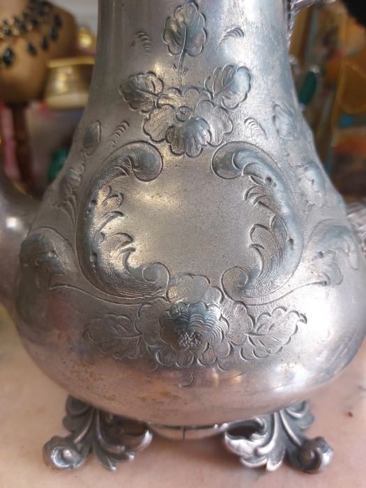 Bule banhado a prataccom motivos florais, estilo Rococó