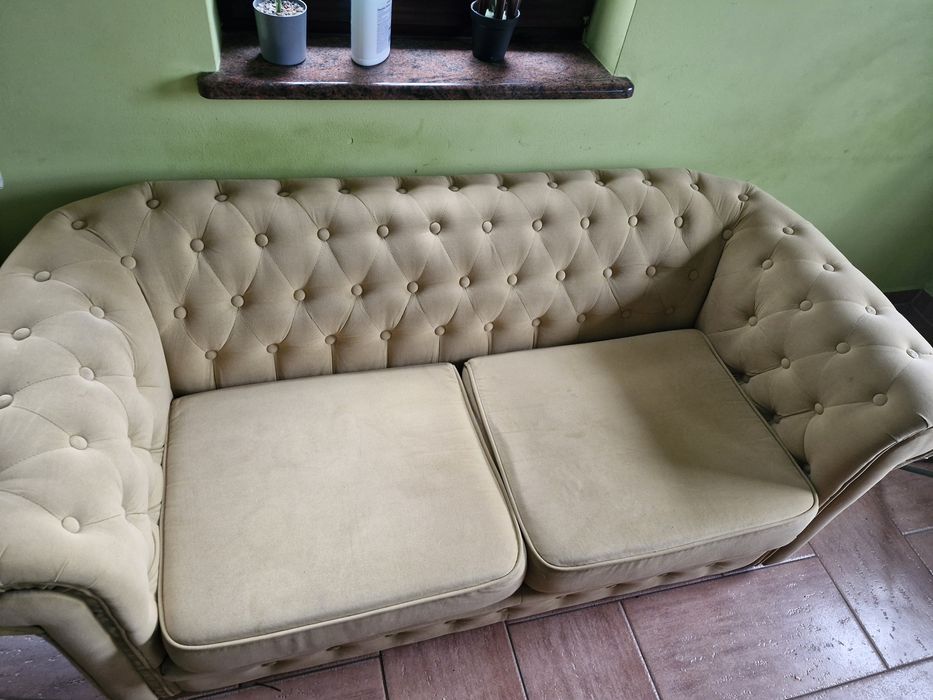 Dwuosobowa sofa chesterfield