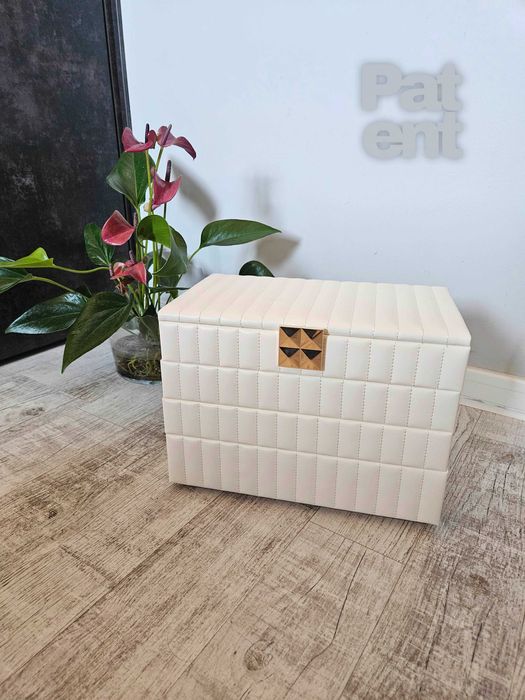 Duża biała pikowana szkatułka na biżuterię 4 poziomy z lusterkiem