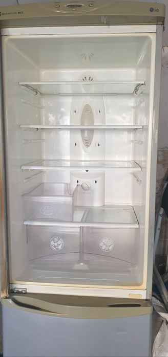Холодильник Lg No frost з морозильною камерою.