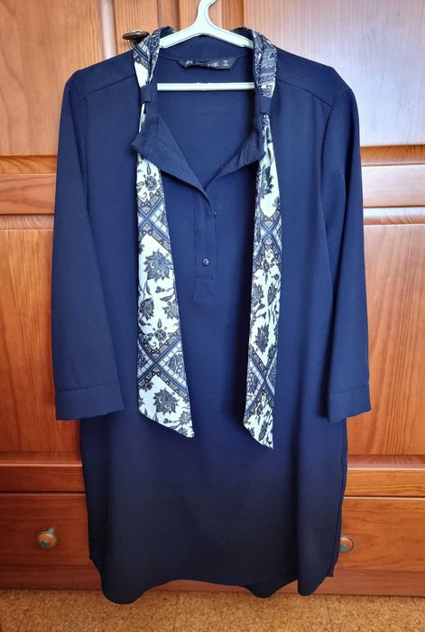 Vestido azul escuro com lenço Zara, tamanho XS
