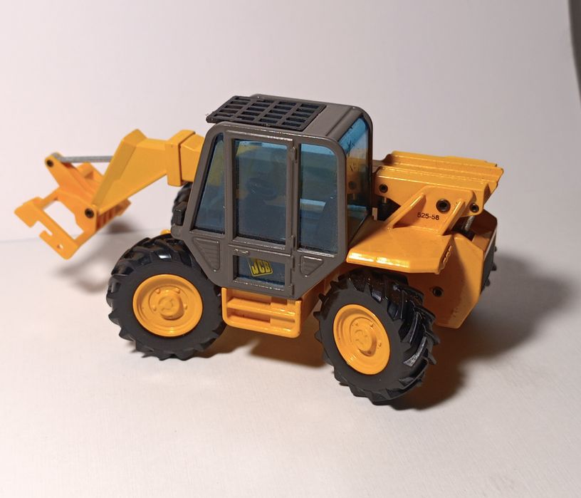 JOAL 166 JCB Loadall 525-58 1:35 – model kolekcjonerski Made In Spain