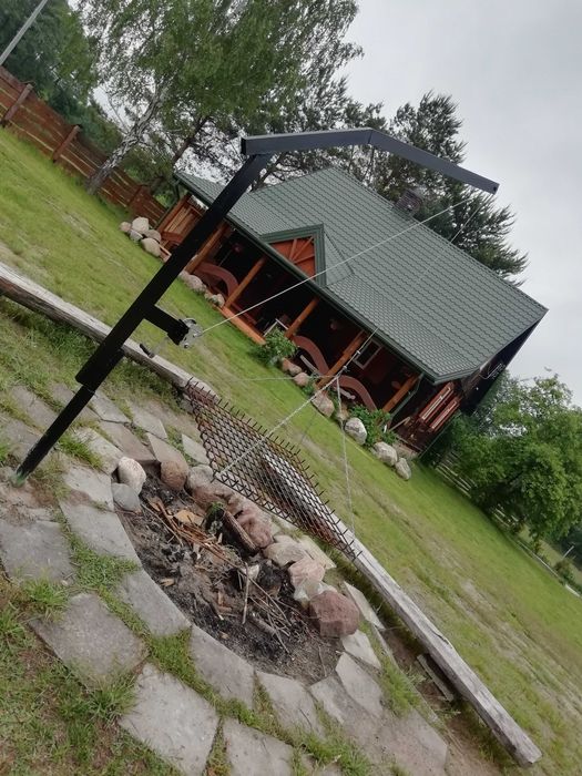 Dom na wsi w sąsiedztwie lasu.