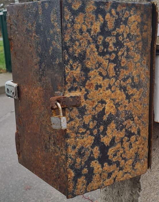 Металева розподільна скринька / електрощиток (б/у)