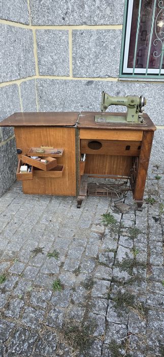 Maquina de costura com mesa