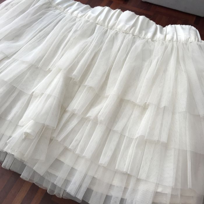Top de renda vermelho e branco + saia de folhos