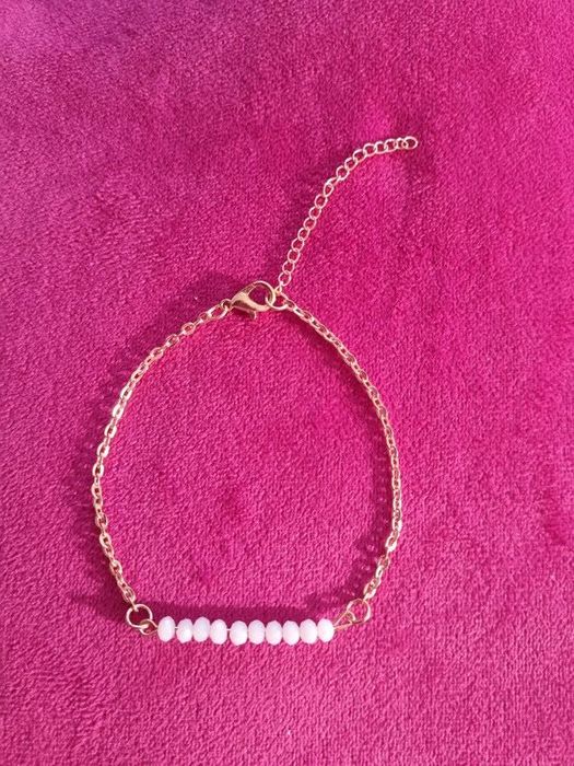 Złota bransoletka łańcuszek z białymi kamyczkami kryształkami na rękę