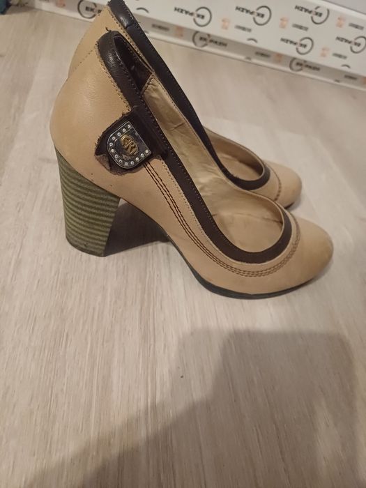 Бежеві туфлі з натуральної шкіри