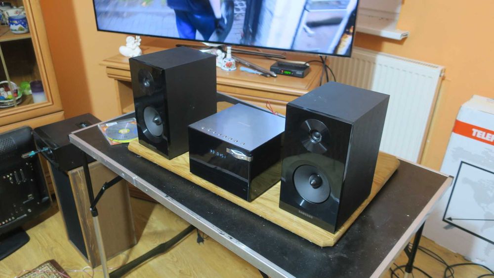 Mini wieża Samsung MM-E330D/EN 30W