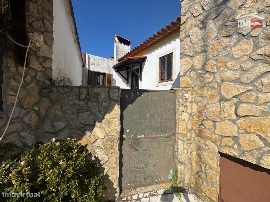 Moradia T2 habitável com terreno (imovel com licença de utilização)
